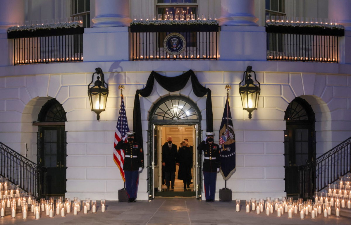 Con velas en la Casa Blanca, EU se despide de medio millón de vidas por Covid-19 (+fotos)