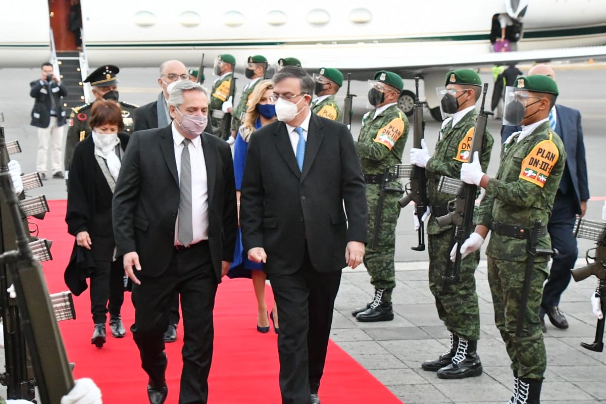 “Bienvenido amigo de México”: Ebrard recibe a presidente de Argentina