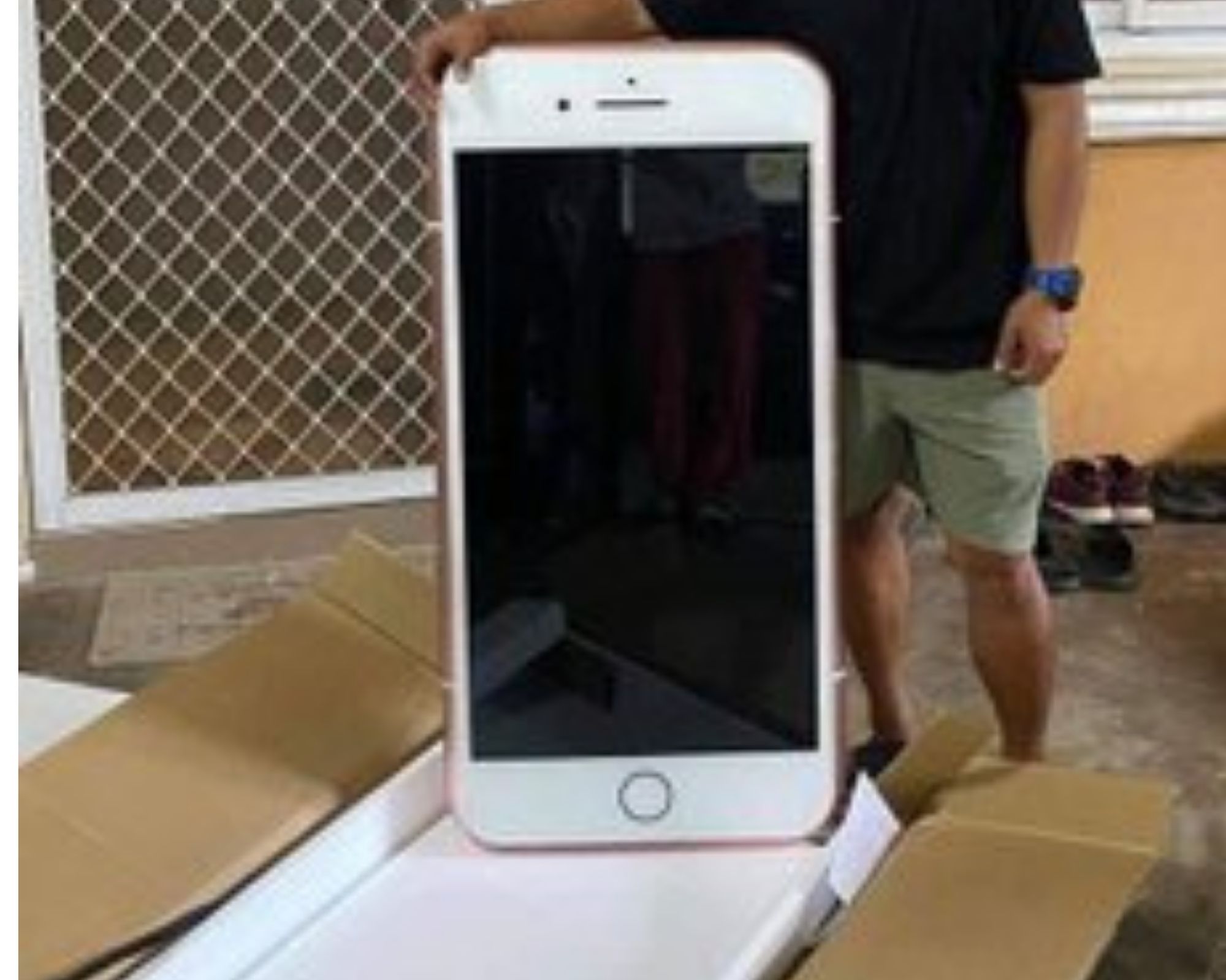Joven recibe un escritorio en lugar de Iphone tras comprar en línea