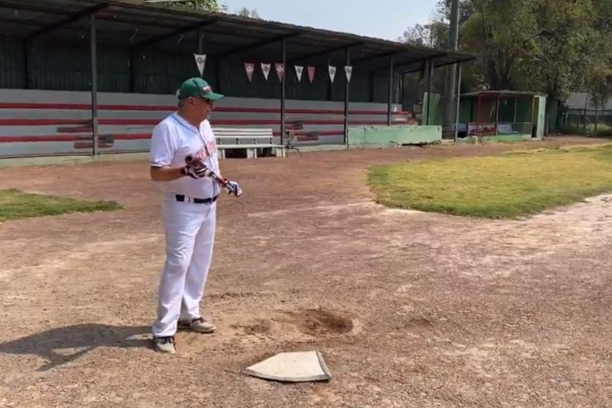 “Ya estoy poniéndome en forma”: AMLO se “escapa” a practicar béisbol (+video)