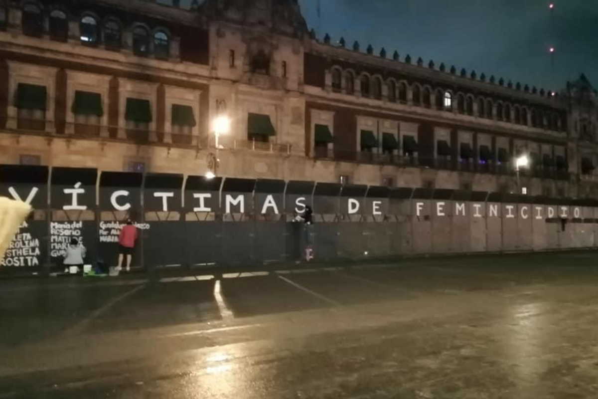 Vallas de Palacio Nacional plasman nombres de las víctimas de feminicidio (+fotos)