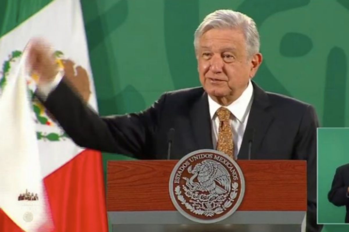 “Se está limpiando de arriba para abajo, como las escaleras”, AMLO presume con pañuelo blanco, el fin de la corrupción