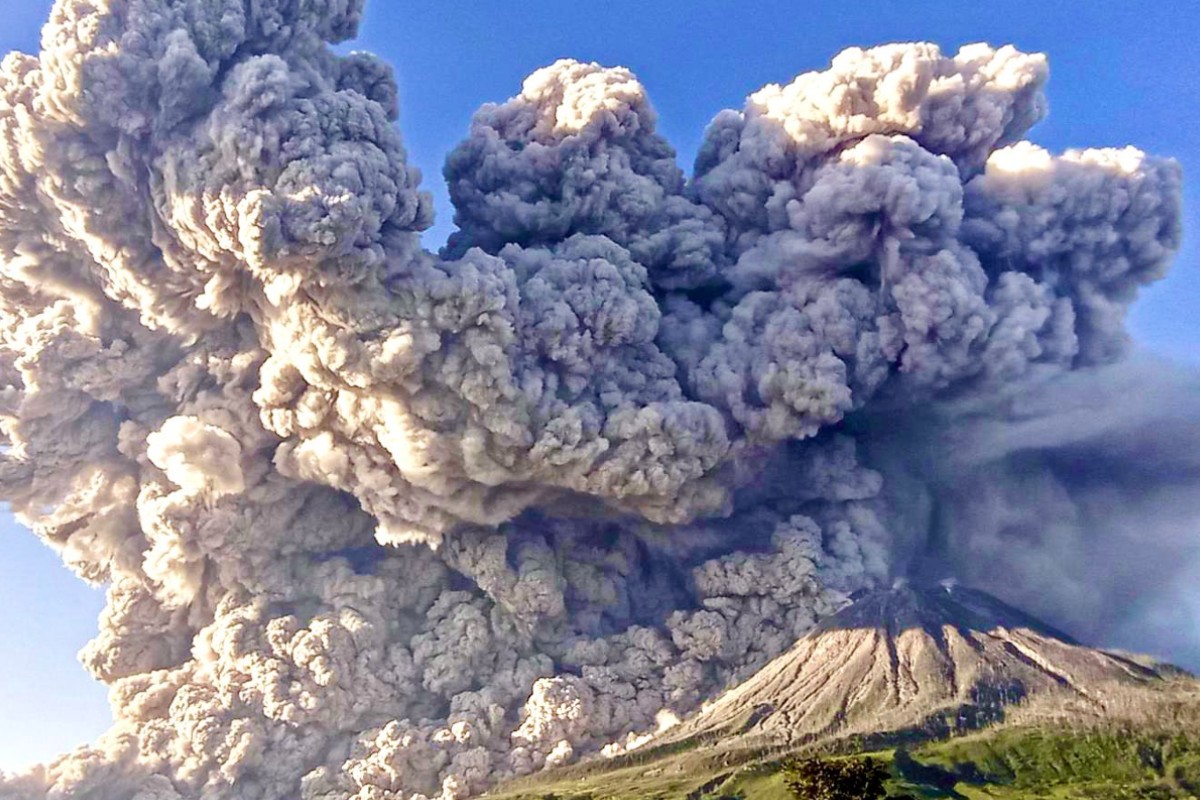 Así fue la erupción del Sinabung en Indonesia que dejó una sorprendente nube de ceniza (+videos)