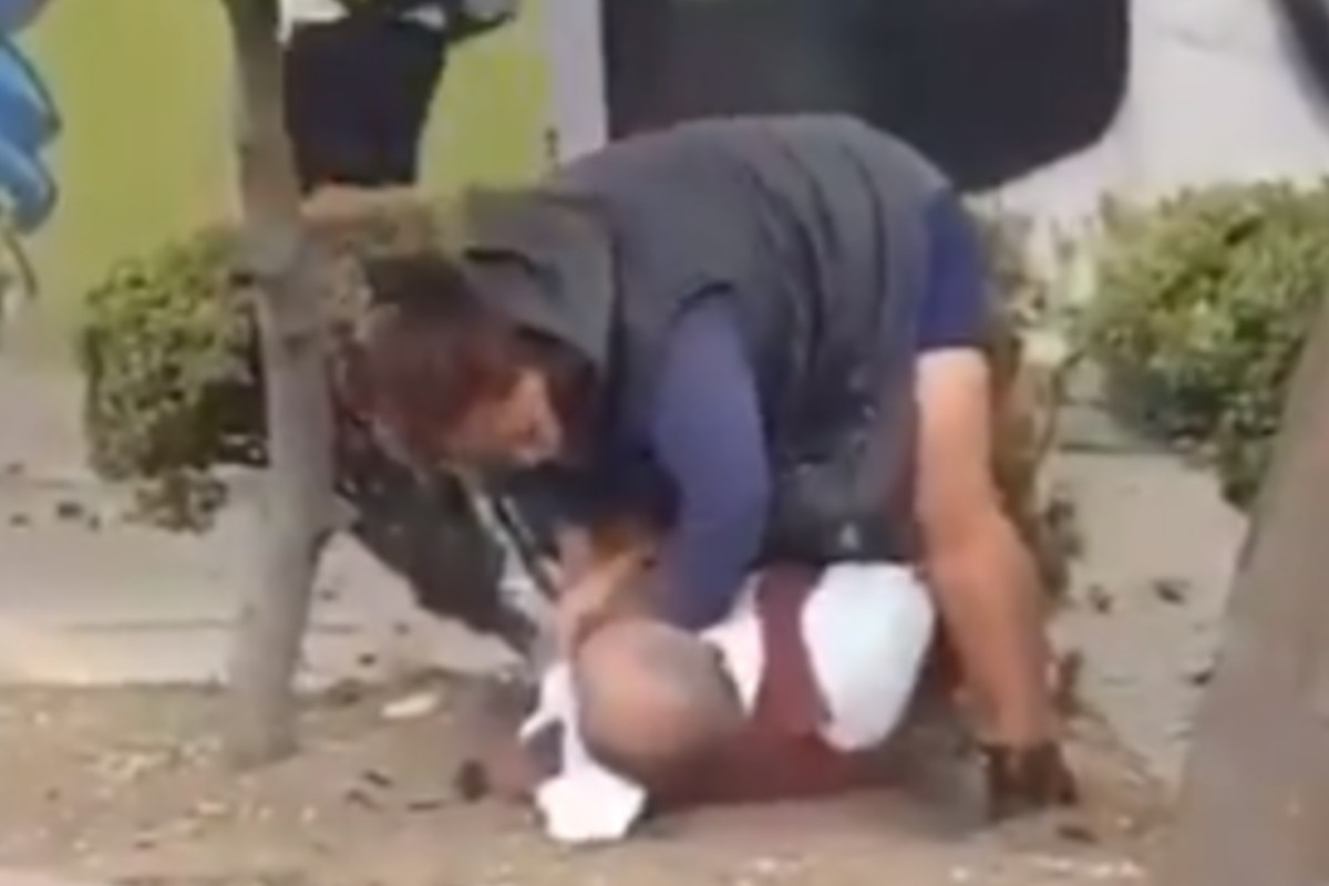 Captan a mujer golpeando a abuelito en plena calle de la CDMX