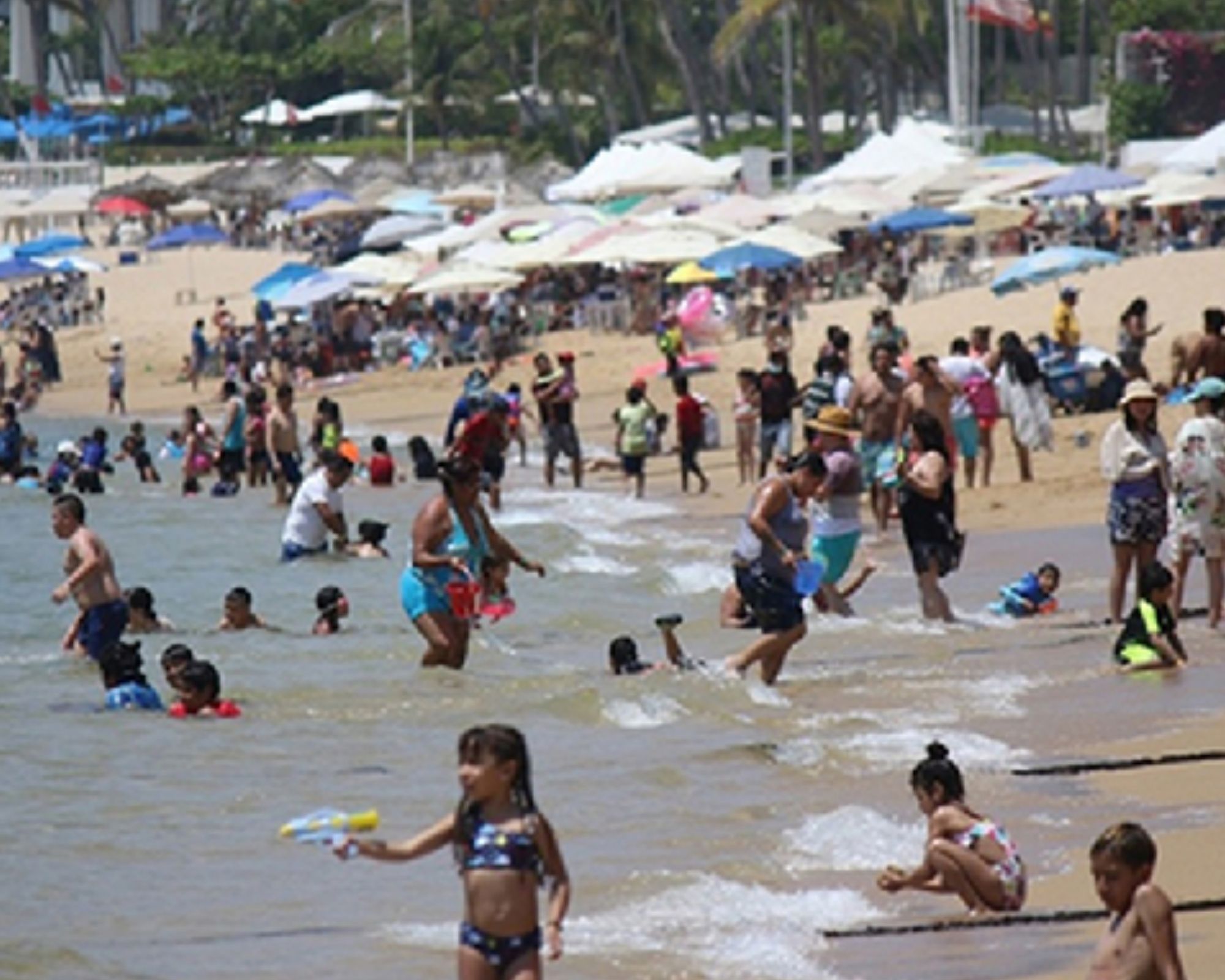 Sin respetar protocolos sanitarios, turistas disfrutan de las playas en Acapulco