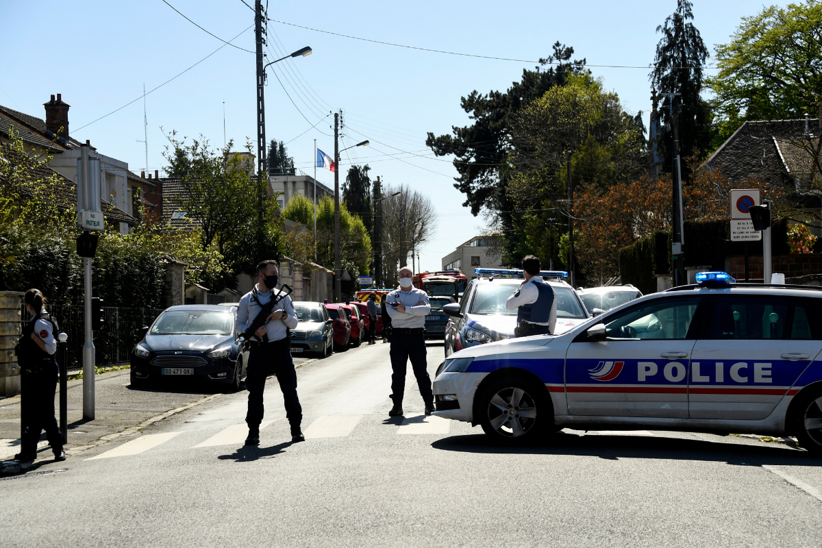 Hombre mata a cuchilladas a funcionaria de policía cerca de París; muere tras el crimen