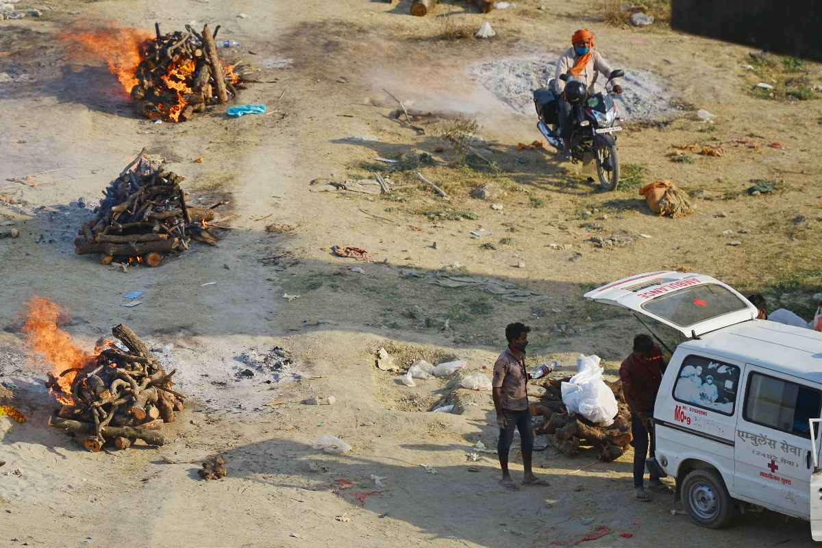 Dron muestra impactantes imágenes de crematorios al aire libre en India