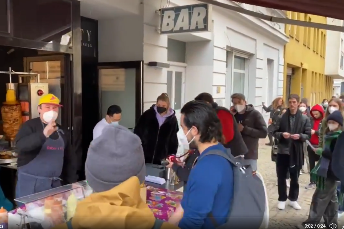 Hacen fila enorme por comprar tacos al pastor en Alemania