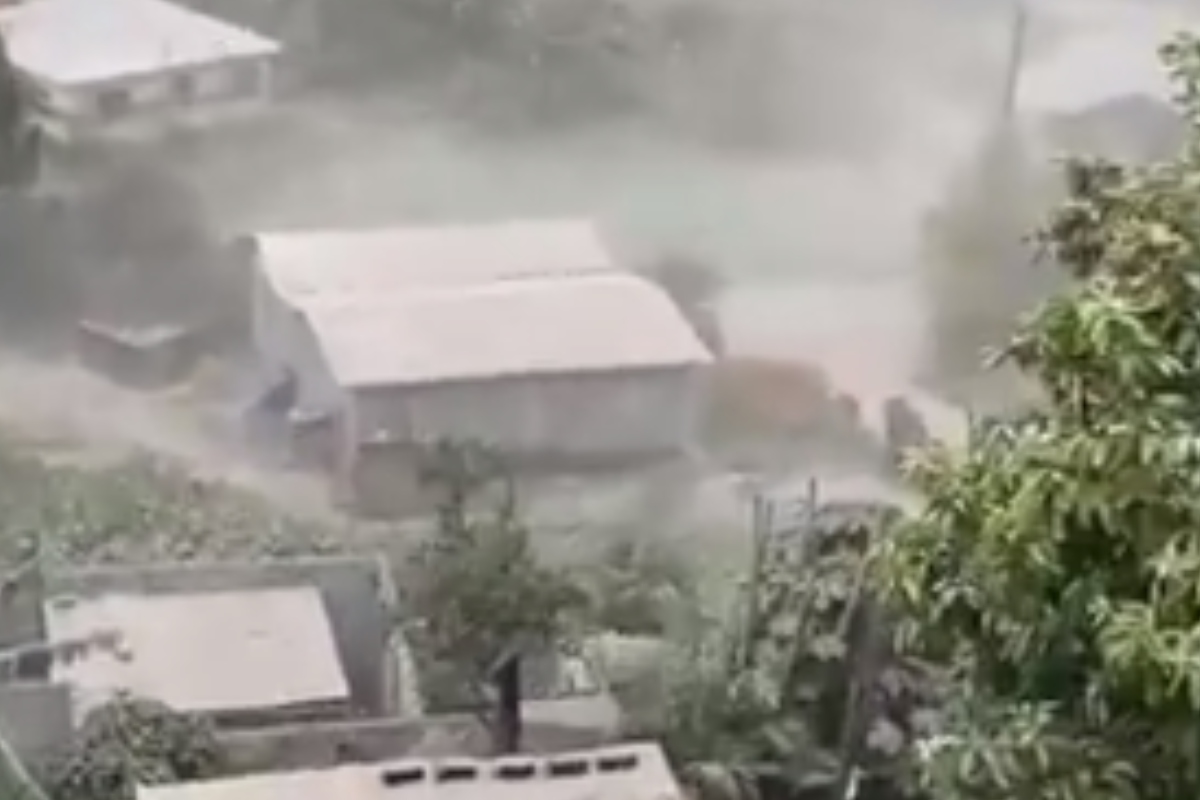 Espesas capas de ceniza cubren isla caribeña de San Vicente tras erupción de un volcán
