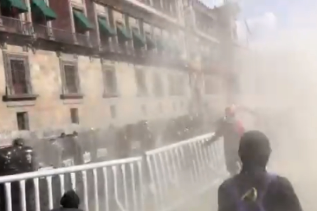 Feministas realizan destrozos frente a Palacio Nacional; exigen justicia por Victoria Salazar