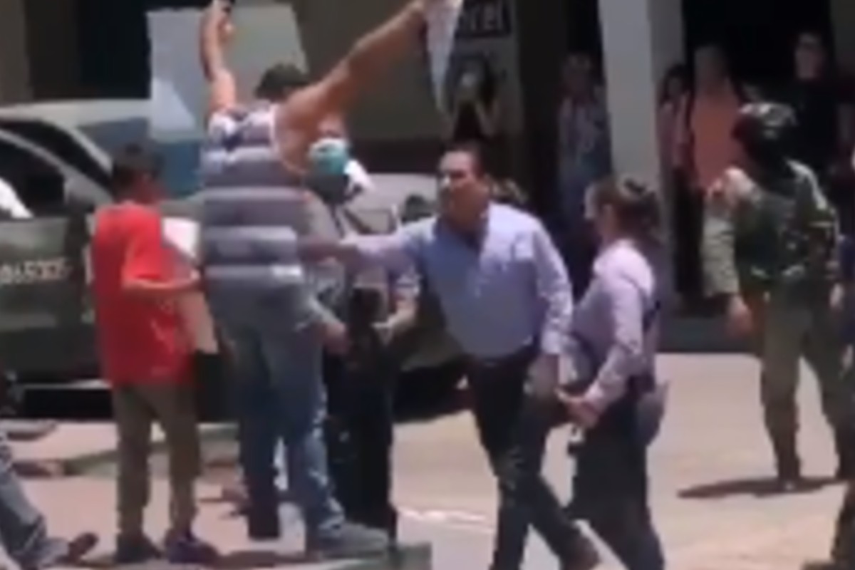 Captan a Silvano Aureoles empujando a un manifestante en Aguililla