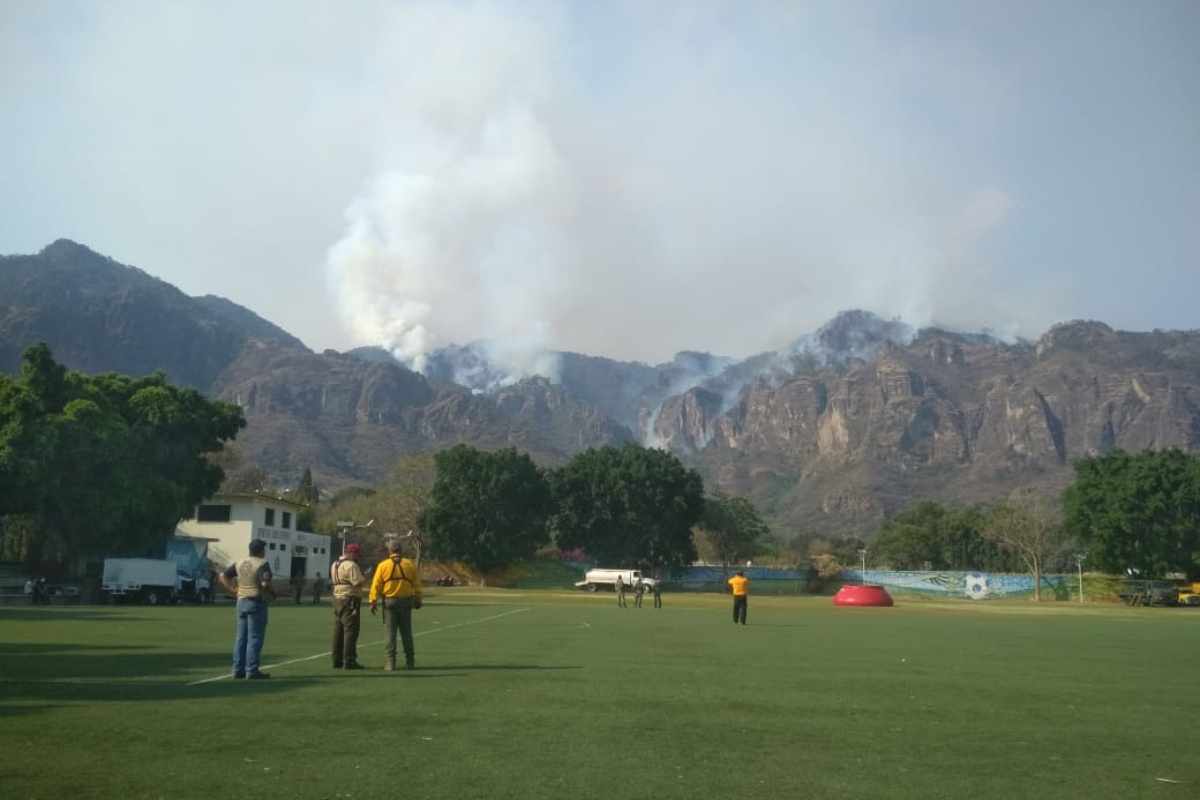 Incendio en Tepoztlán arrasa con más de 50 hectáreas; bomberos controlan el 20% de las llamas