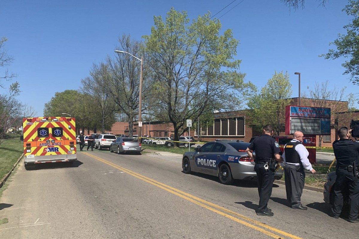 Un muerto y un policía herido tras tiroteo en escuela de Tennessee