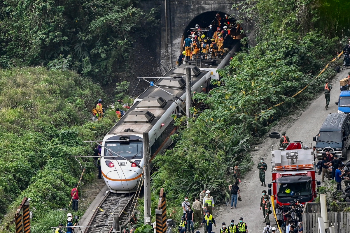 Suman 50 personas fallecidas en accidente de tren en Taiwán