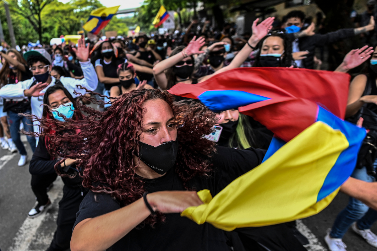 Al menos 19 muertos y 800 heridos en cinco días de disturbios en Colombia