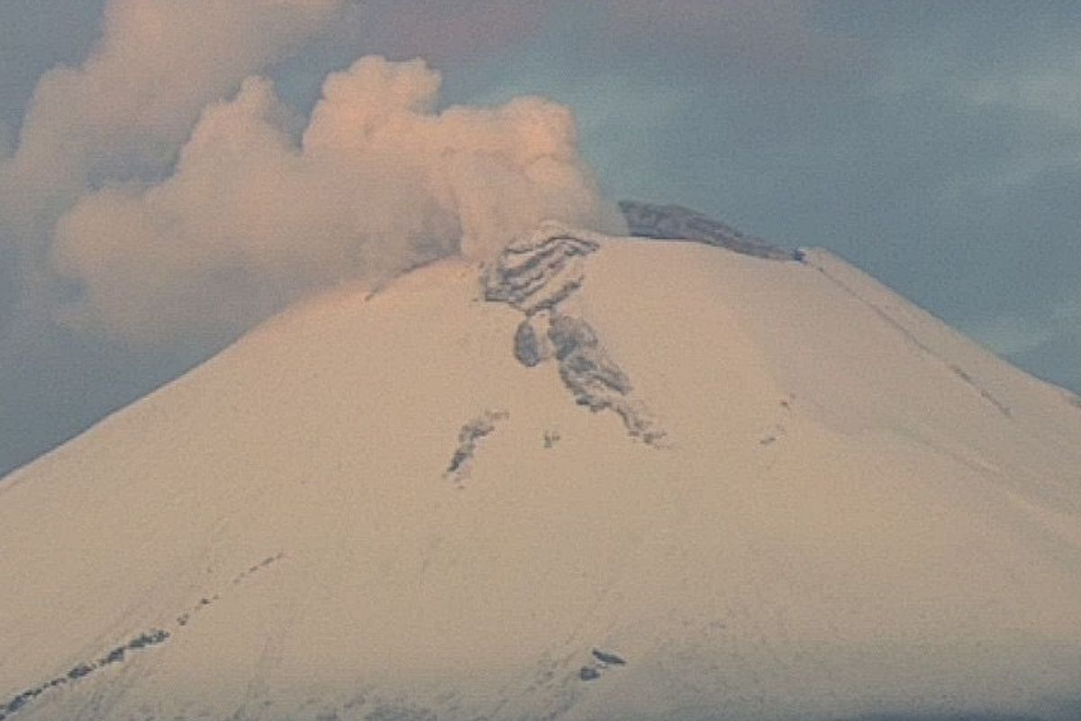 Volcán Popocatépetl amanece con nieve y nubes