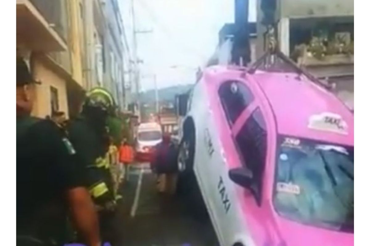 “Me jaló la tierra”, Taxista cae en socavón en Milpa Alta y pierde la defensa del carro