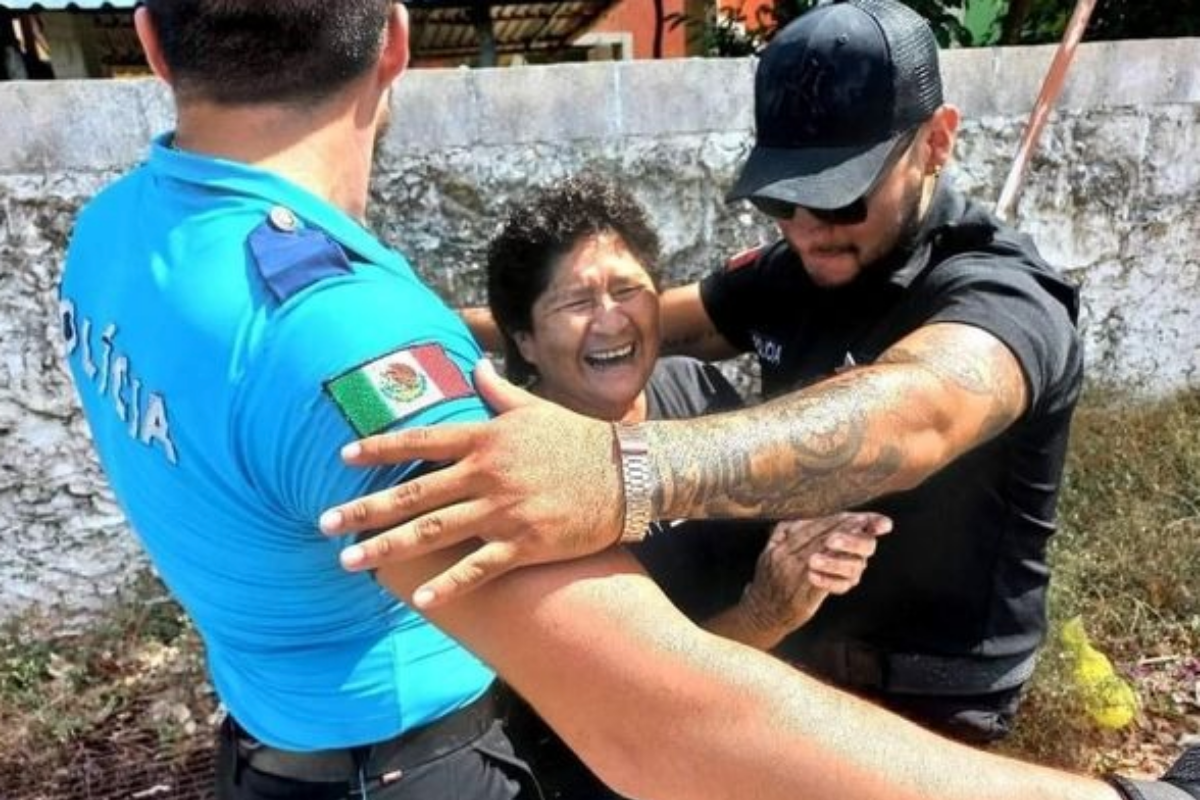 ¡Para las madres! Alcaldesa contrata strippers disfrazados de policías por el 10 de mayo