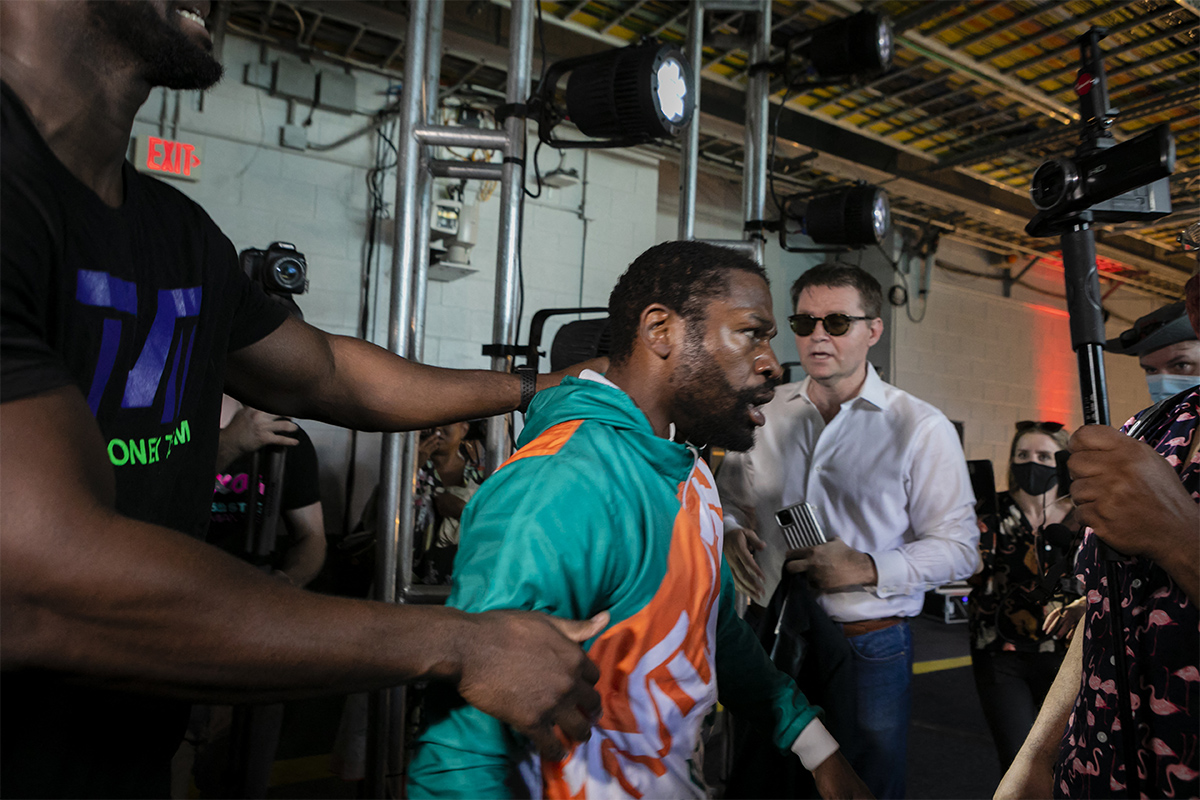 Jake Paul desata pelea contra Mayweather durante rueda de prensa