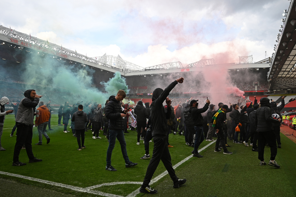 Aficionado del Manchester United invaden estadio para protestar contra los dueños