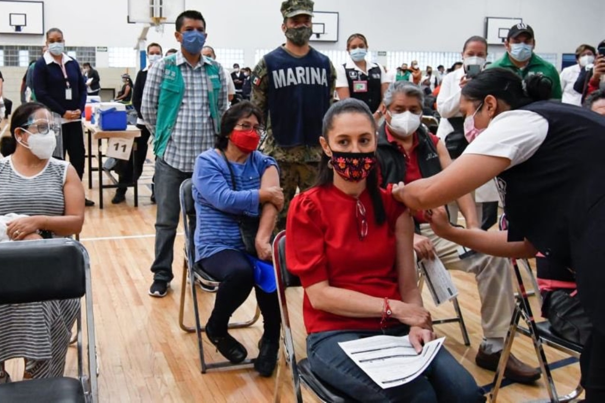 Claudia Sheinbaum recibe primera dosis de vacuna contra Covid-19