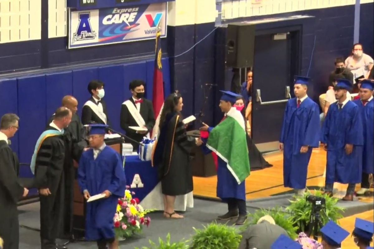 Por llevar bandera de México, niegan diploma a estudiante en EU