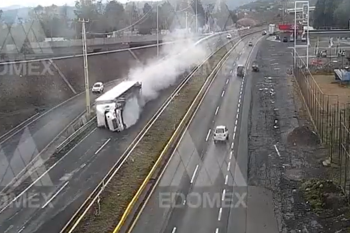 Tractocamión vuelca tras tomar una curva a máxima velocidad en carretera México-Veracruz