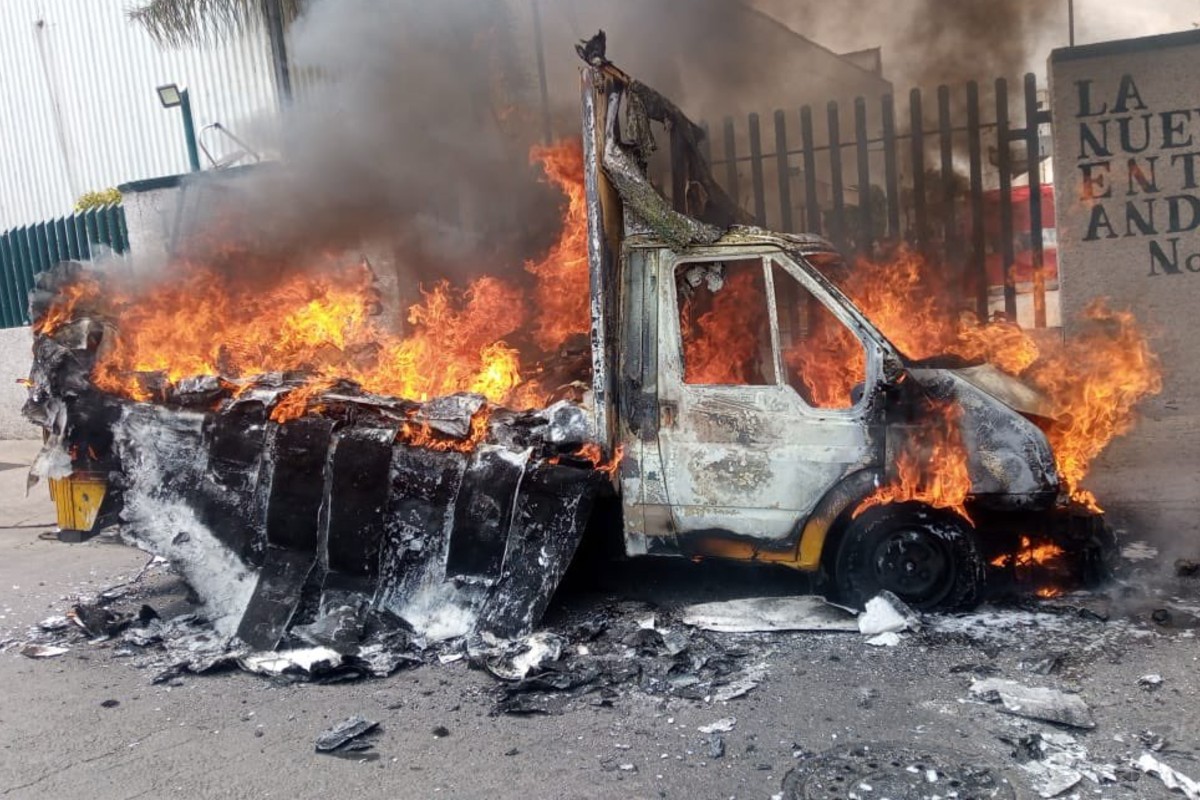 Incendio destruye camioneta en colonia Central de Abasto