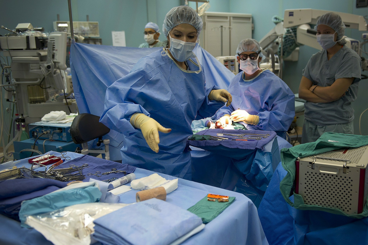 Médicos cortan rostro de una recién nacida durante cesárea