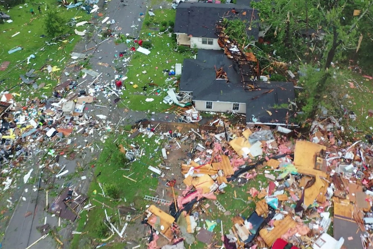 Mueren nueve niños y un adulto en accidente durante tormenta en Alabama