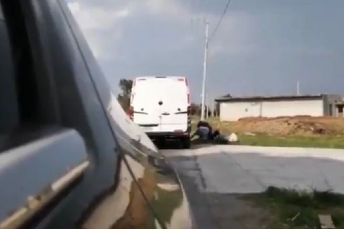 Captan a un hombre cuando golpea e intenta asfixiar a una mujer en Puebla