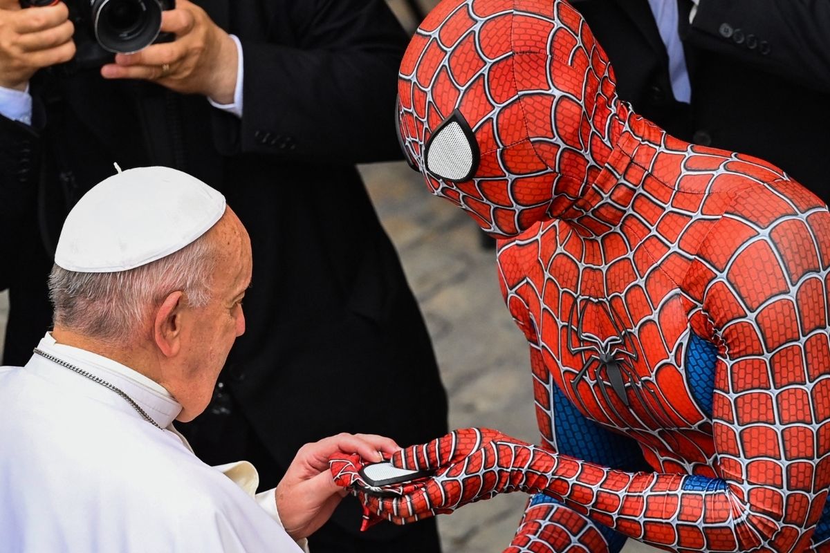 Papa Francisco recibe inesperada visita de Spiderman en el Vaticano