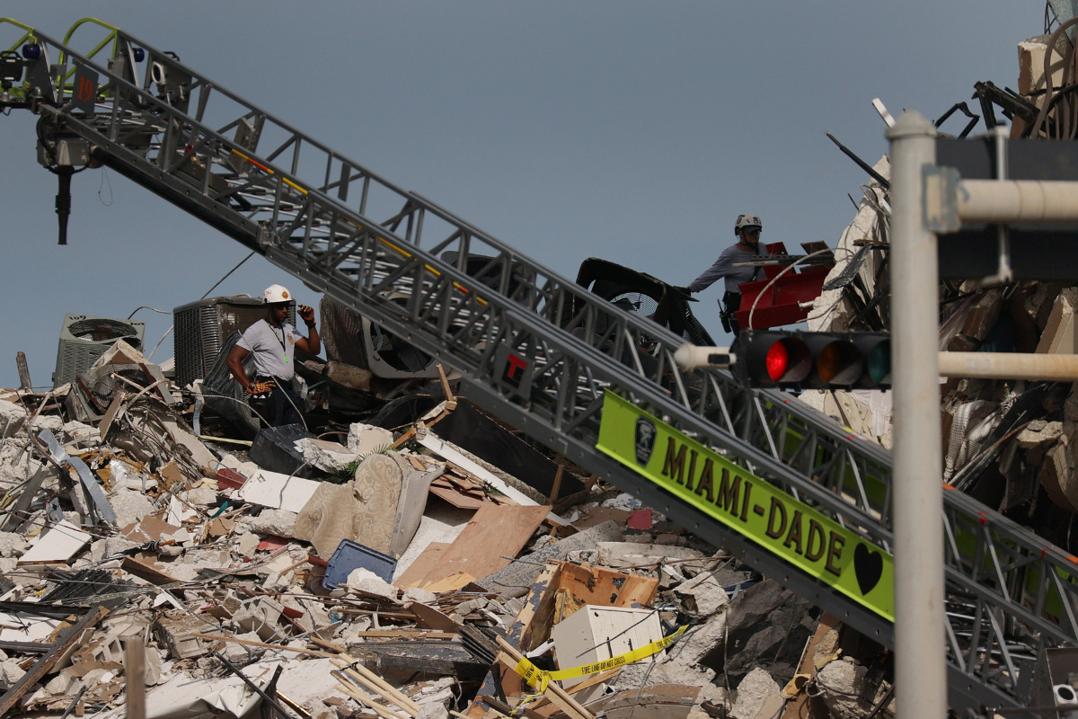 Suman 11 muertes y 150 personas desaparecidas tras derrumbe en Florida