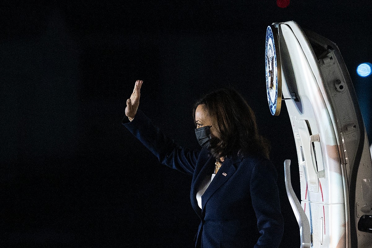 Kamala Harris llega a México; se reunirá con AMLO este martes