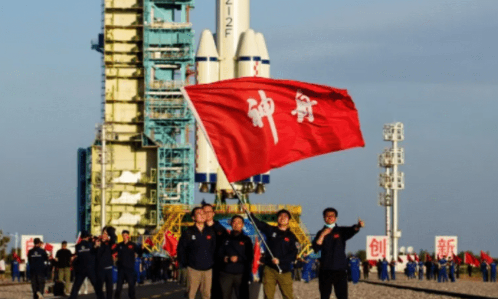 Astronautas chinos despegaron hacia una nueva estación espacial