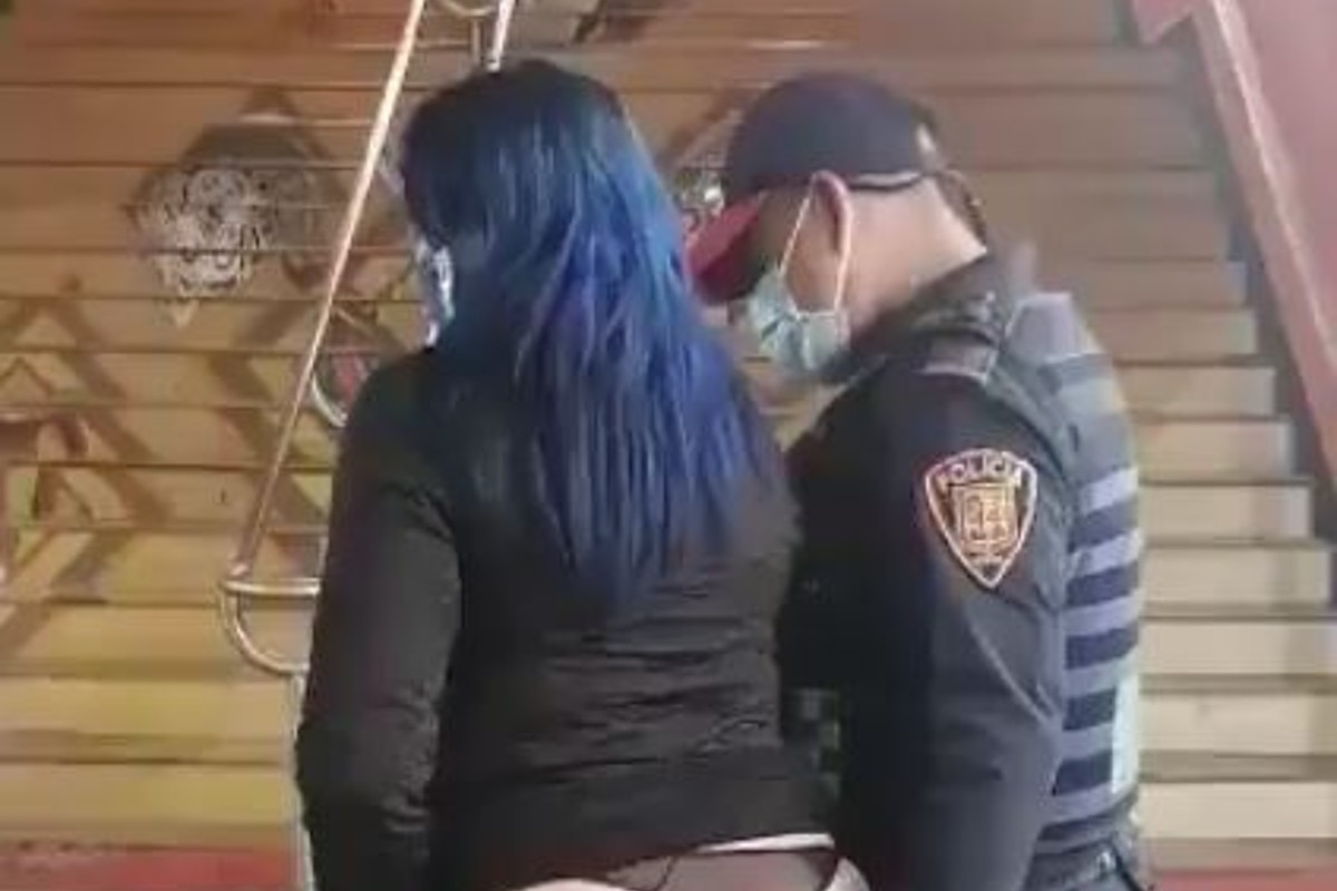 Captan a policía manoseando a mujer en Metro Juárez