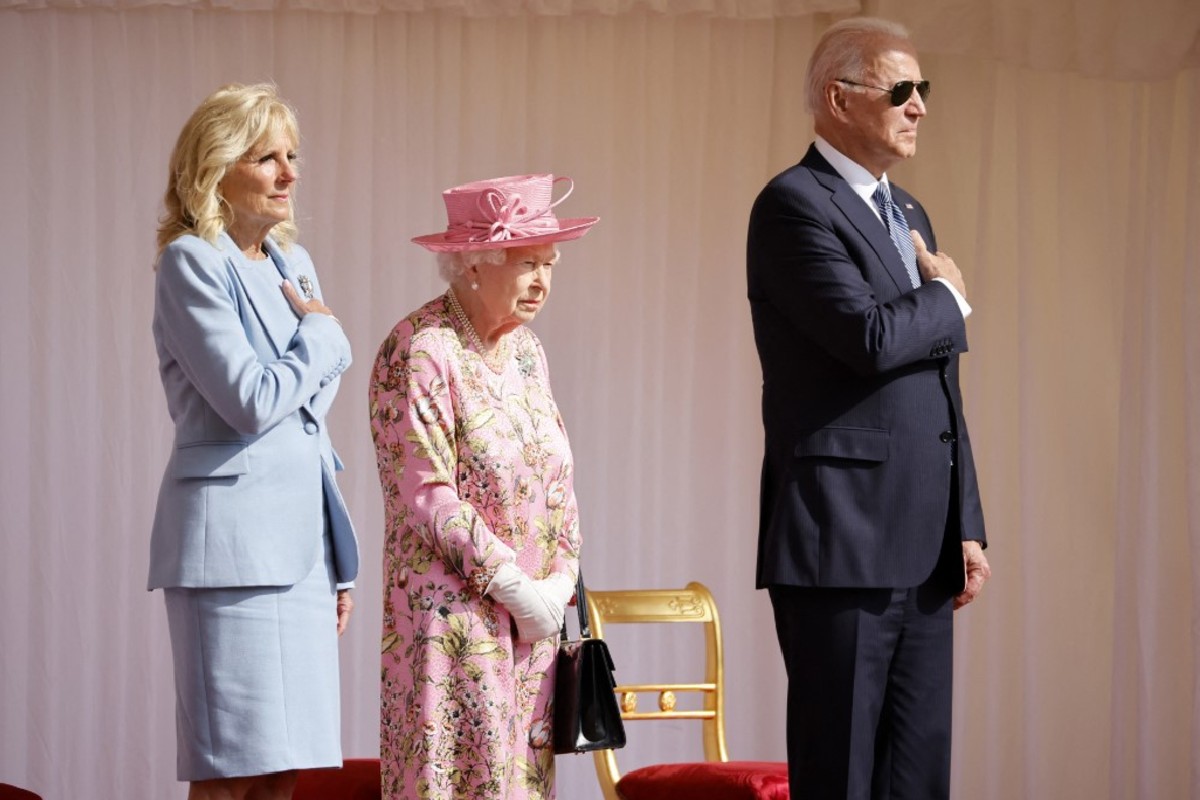 Tratamiento contra Covid-19 de la reina Isabel II incluiría antivirales recién aprobados