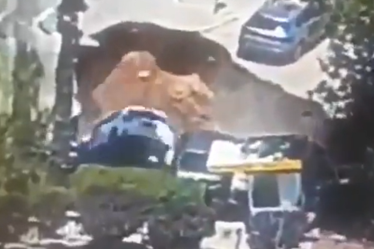 ¡Impresionante! Socavón succiona a varios vehículos en hospital de Jerusalén