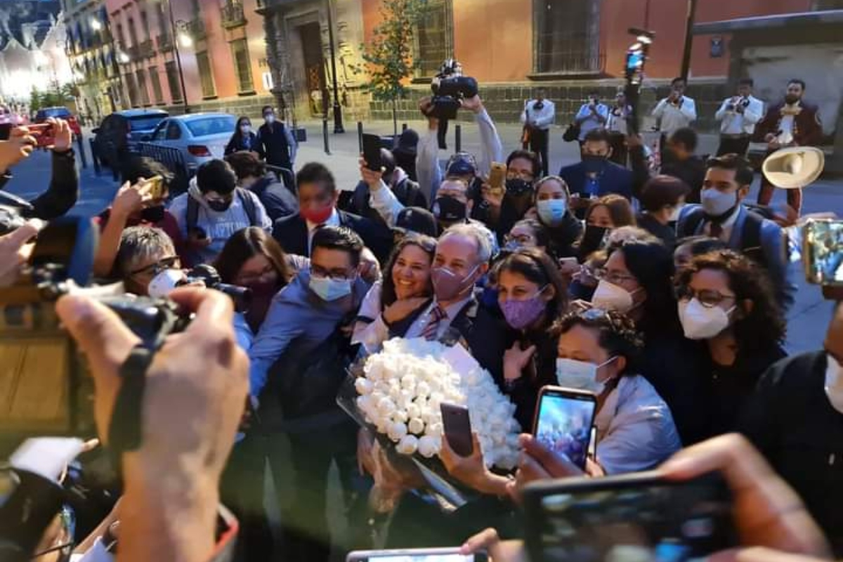 Con flores y mariachis, así despidieron a López-Gatell tras última conferencia de Covid