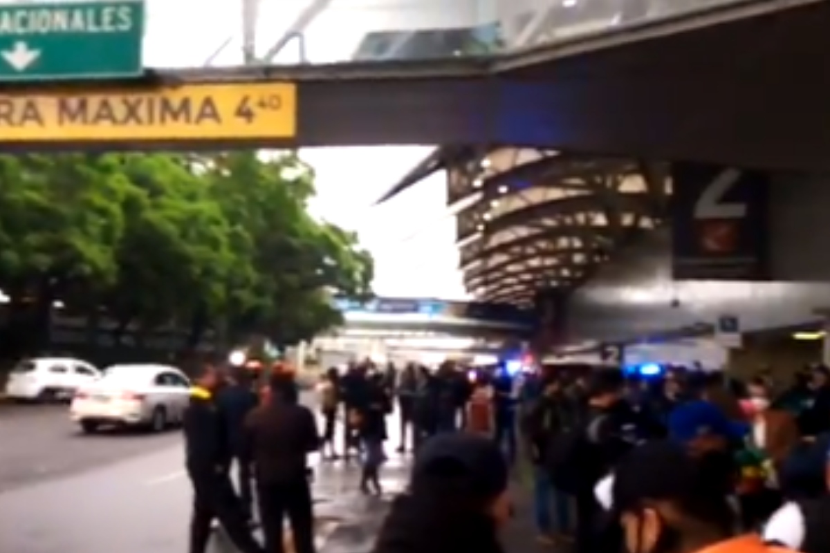 Padres de niños con cáncer bloquean Terminal 1 del AICM
