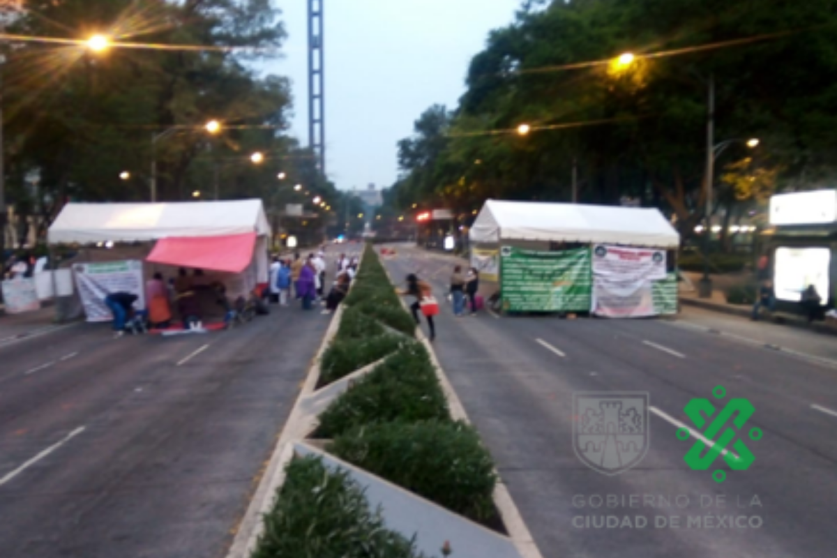 Jubilados y pensionados bloquean Paseo de la Reforma