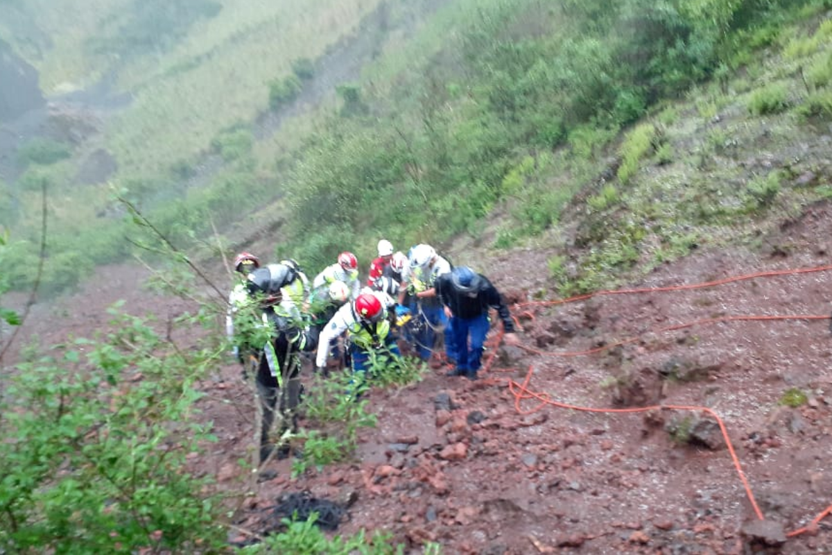 Caen seis personas al cráter del Volcán Xitle en CDMX; una mujer fallece