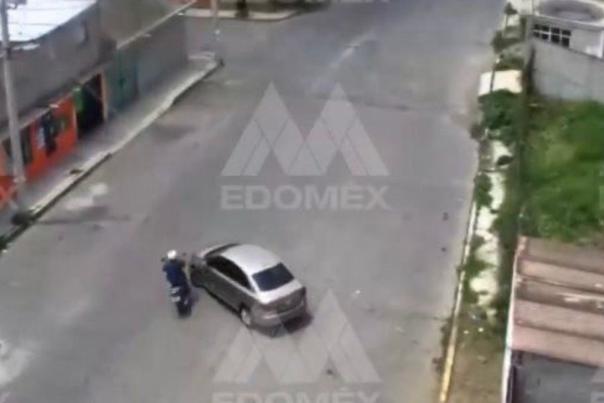 Captan momento exacto en que auto arrolla a motociclista en Ixtapaluca