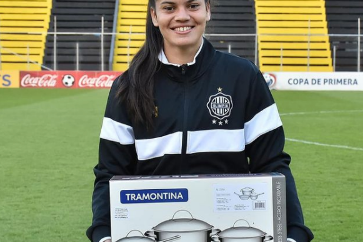 ¿Machismo o publicidad? Surge polémica tras premiar a mujer futbolista con un juego de ollas