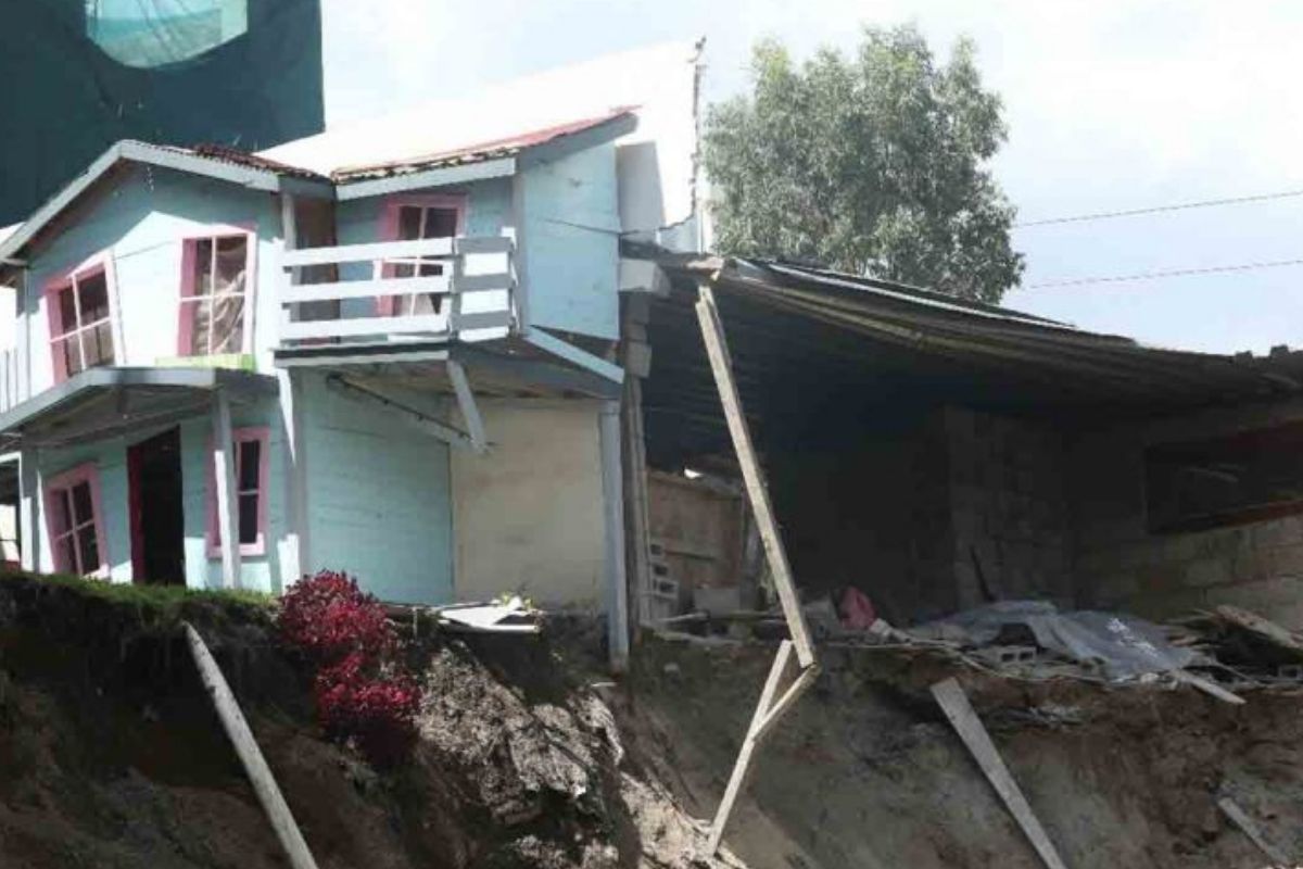 Cae barda de escuela tras deslizamiento de talud en Álvaro Obregón