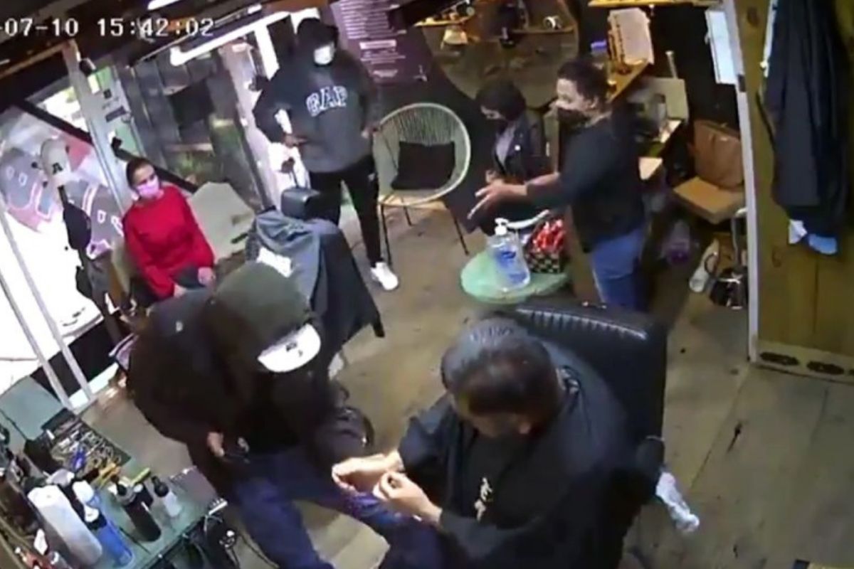 A punta de pistola, graban asalto a barbería; dejan encerradas a las víctimas dentro del local