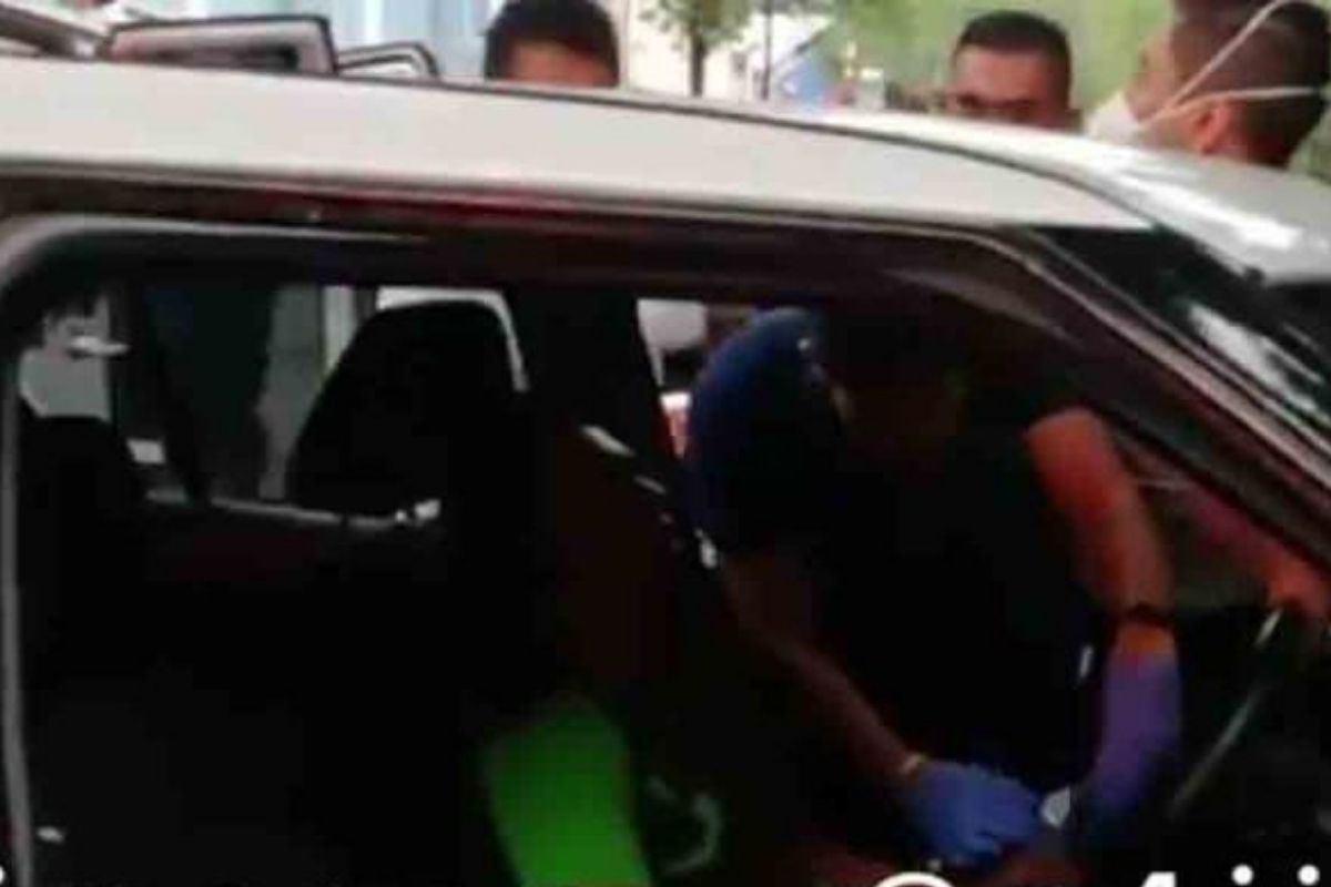 Captan a paramédico robar reloj y anillo a un hombre sin vida