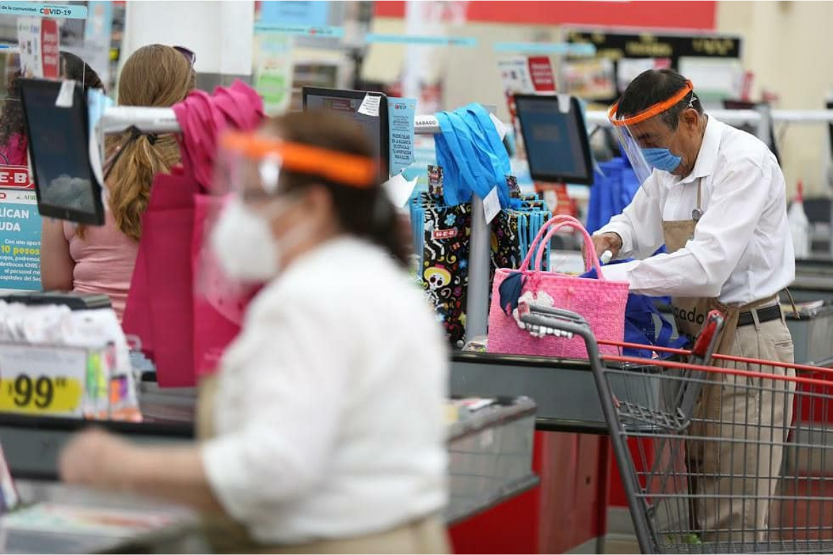 Walmart retoma diálogo con INAPAM; adultos mayores siguen boteando en las calles