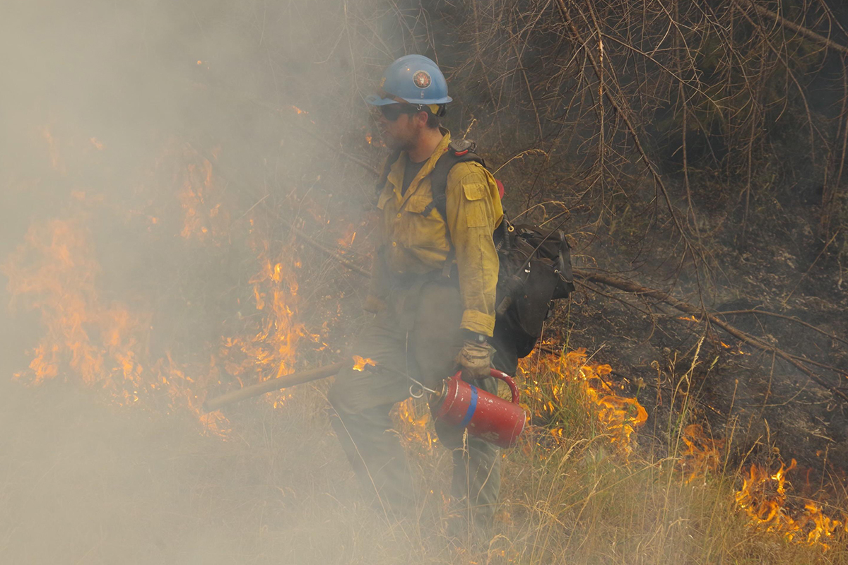 Incendios en el estado de EU y Canadá consumen los recursos de los bomberos