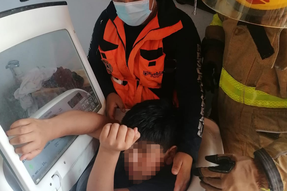 Protección Civil rescata niño atrapado en lavadora